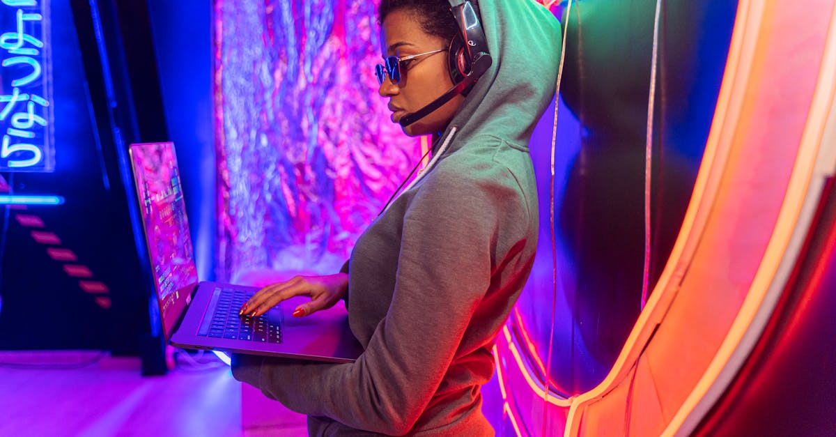 如何避免技术支持辅助影响游戏的经济模式？